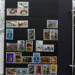 Vrac de timbres France et Monde neufs et oblitérés en un carton.
