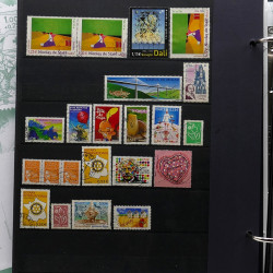 Vrac de timbres France et Monde neufs et oblitérés en un carton.