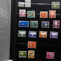 Vrac de timbres France et Monde neufs et oblitérés en un carton.