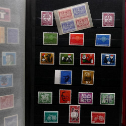 Vrac de timbres France et Monde neufs et oblitérés en un carton.