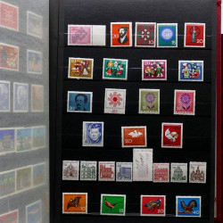 Vrac de timbres France et Monde neufs et oblitérés en un carton.