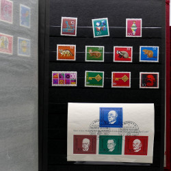 Vrac de timbres France et Monde neufs et oblitérés en un carton.