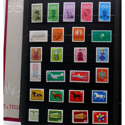 Vrac de timbres France et Monde neufs et oblitérés en un carton.