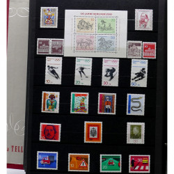 Vrac de timbres France et Monde neufs et oblitérés en un carton.