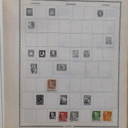 Vrac de timbres France et Monde neufs et oblitérés en un carton.