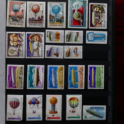 Vrac de timbres France et Monde neufs et oblitérés en un carton.