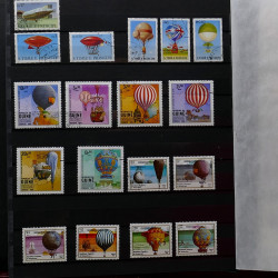 Vrac de timbres France et Monde neufs et oblitérés en un carton.