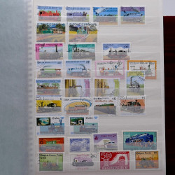 Vrac de timbres France et Monde neufs et oblitérés en un carton.