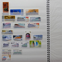 Vrac de timbres France et Monde neufs et oblitérés en un carton.