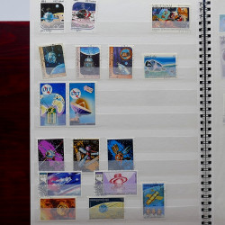 Vrac de timbres France et Monde neufs et oblitérés en un carton.