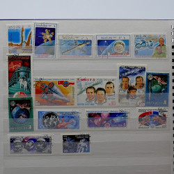Vrac de timbres France et Monde neufs et oblitérés en un carton.