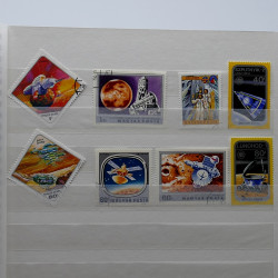Vrac de timbres France et Monde neufs et oblitérés en un carton.