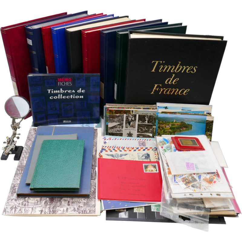 Lot de timbres France et Monde à trier en un carton.