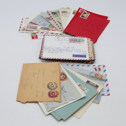 Lot de timbres France et Monde à trier en un carton.