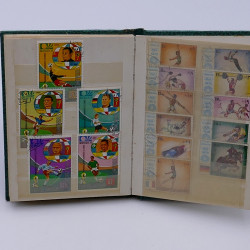 Lot de timbres France et Monde à trier en un carton.