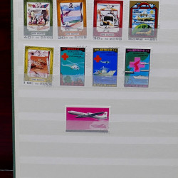 Lot de timbres France et Monde à trier en un carton.