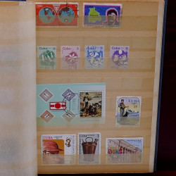 Lot de timbres France et Monde à trier en un carton.