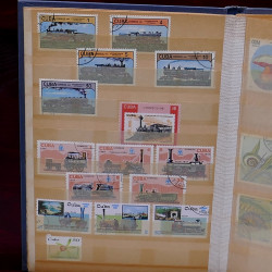 Lot de timbres France et Monde à trier en un carton.