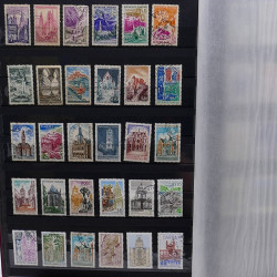 Lot de timbres France et Monde à trier en un carton.