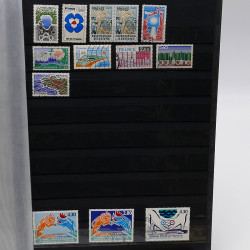 Lot de timbres France et Monde à trier en un carton.