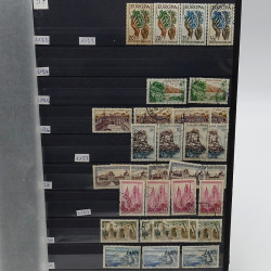 Lot de timbres France et Monde à trier en un carton.