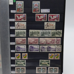 Lot de timbres France et Monde à trier en un carton.