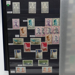 Lot de timbres France et Monde à trier en un carton.