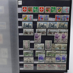 Lot de timbres France et Monde à trier en un carton.