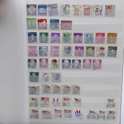 Lot de timbres France et Monde à trier en un carton.