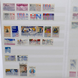 Lot de timbres France et Monde à trier en un carton.