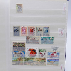 Lot de timbres France et Monde à trier en un carton.