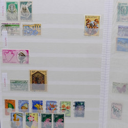 Lot de timbres France et Monde à trier en un carton.