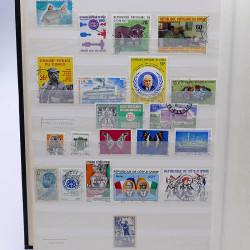 Lot de timbres France et Monde à trier en un carton.