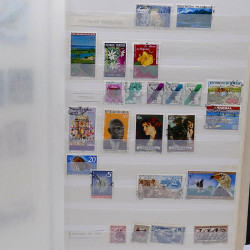 Lot de timbres France et Monde à trier en un carton.