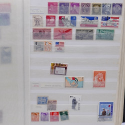 Lot de timbres France et Monde à trier en un carton.