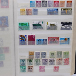 Lot de timbres France et Monde à trier en un carton.