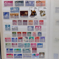 Lot de timbres France et Monde à trier en un carton.