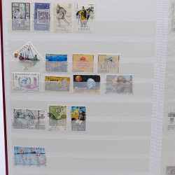 Lot de timbres France et Monde à trier en un carton.