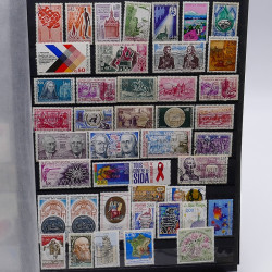 Lot de timbres France et Monde à trier en un carton.