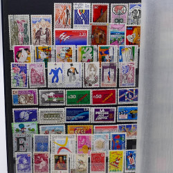 Lot de timbres France et Monde à trier en un carton.