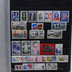Lot de timbres France et Monde à trier en un carton.