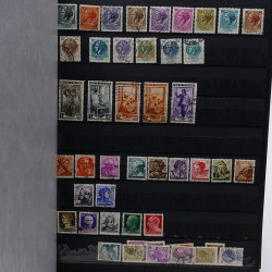 Lot de timbres France et Monde à trier en un carton.