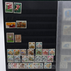 Lot de timbres France et Monde à trier en un carton.
