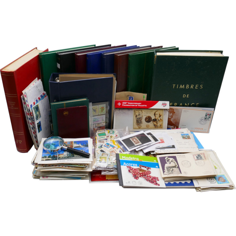 Lot de timbres France et Monde à trier en un carton.