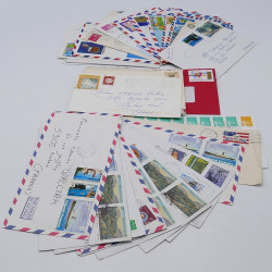 Lot de timbres France et Monde à trier en un carton.