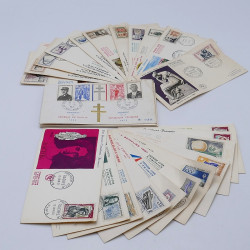 Lot de timbres France et Monde à trier en un carton.