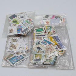 Lot de timbres France et Monde à trier en un carton.