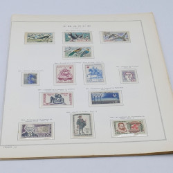 Lot de timbres France et Monde à trier en un carton.
