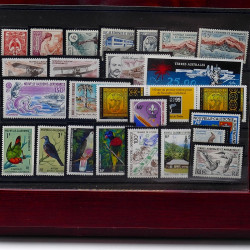 Lot de timbres France et Monde à trier en un carton.