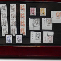 Lot de timbres France et Monde à trier en un carton.
